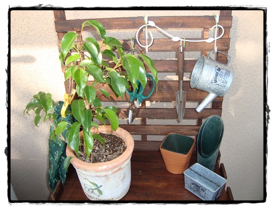すのこでガーデンラックをDIY!屋外使用の塗装の仕方